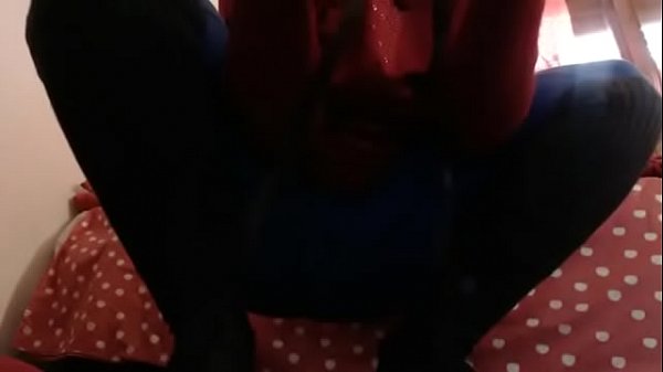 O vídeo completo sobre a destruição dos presentes da sua ex-namorada do italiano altamente blasfemo